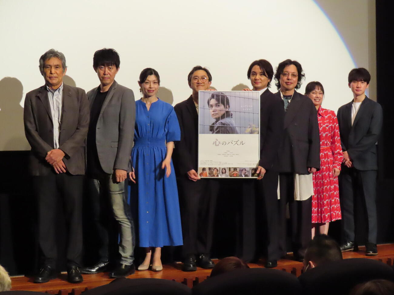 映画「心のパズル」公開初日舞台あいさつに登壇した、左から門脇重治監督、檜尾健太、小沢まゆ、六角慎司、矢野聖人、小松利昌、佐伯日菜子、川綱治加来