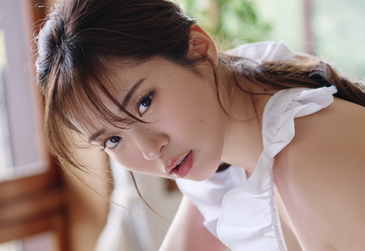 素肌エプロン大胆ショットを公開した柚月美美（柚月美美のインスタグラムから）