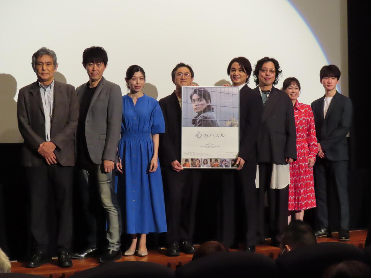 映画「心のパズル」公開初日舞台あいさつに登壇した、左から門脇重治監督、檜尾健太、小沢まゆ、六角慎司、矢野聖人、小松利昌、佐伯日菜子、川綱治加来