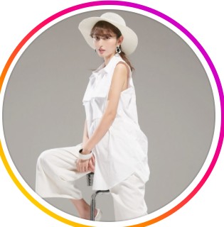 Hカップグラドル、Tシャツめくり…赤いひもビキニ姿に「何でそんなに可愛いんですか」