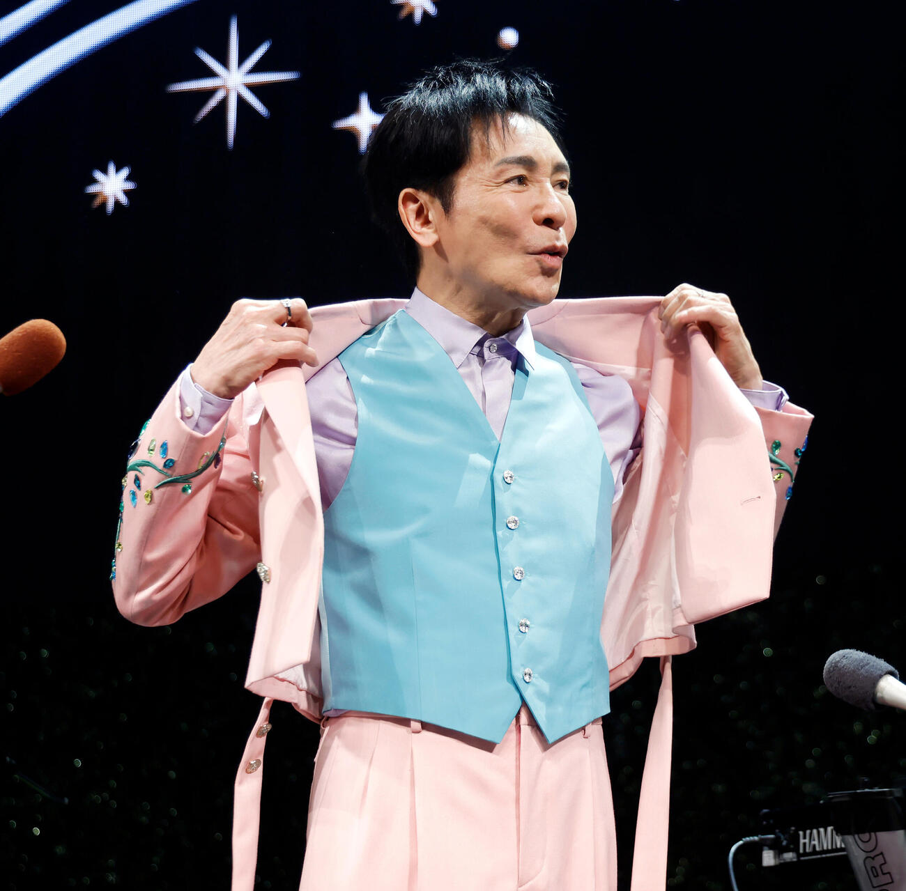 郷ひろみ2026年全国ツアー初日　囲み取材に応じ、ジャケットプレーを実演する郷ひろみ（撮影・山本朝陽）