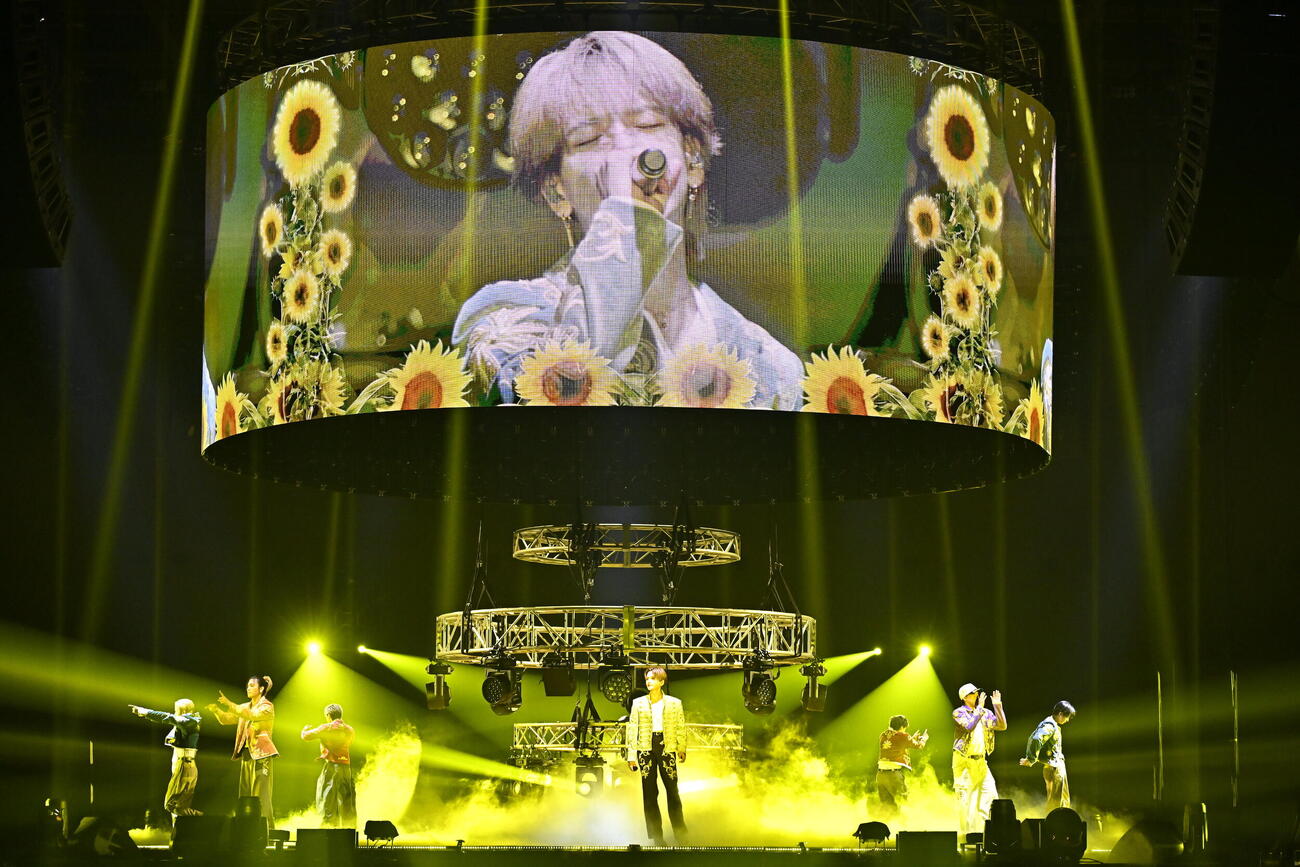 「FANTASTICS LIVE TOUR 2026　“SUNFLOWER”」でパフォーマンスするFANTASTICS（菊地大作、木下真里／撮影）