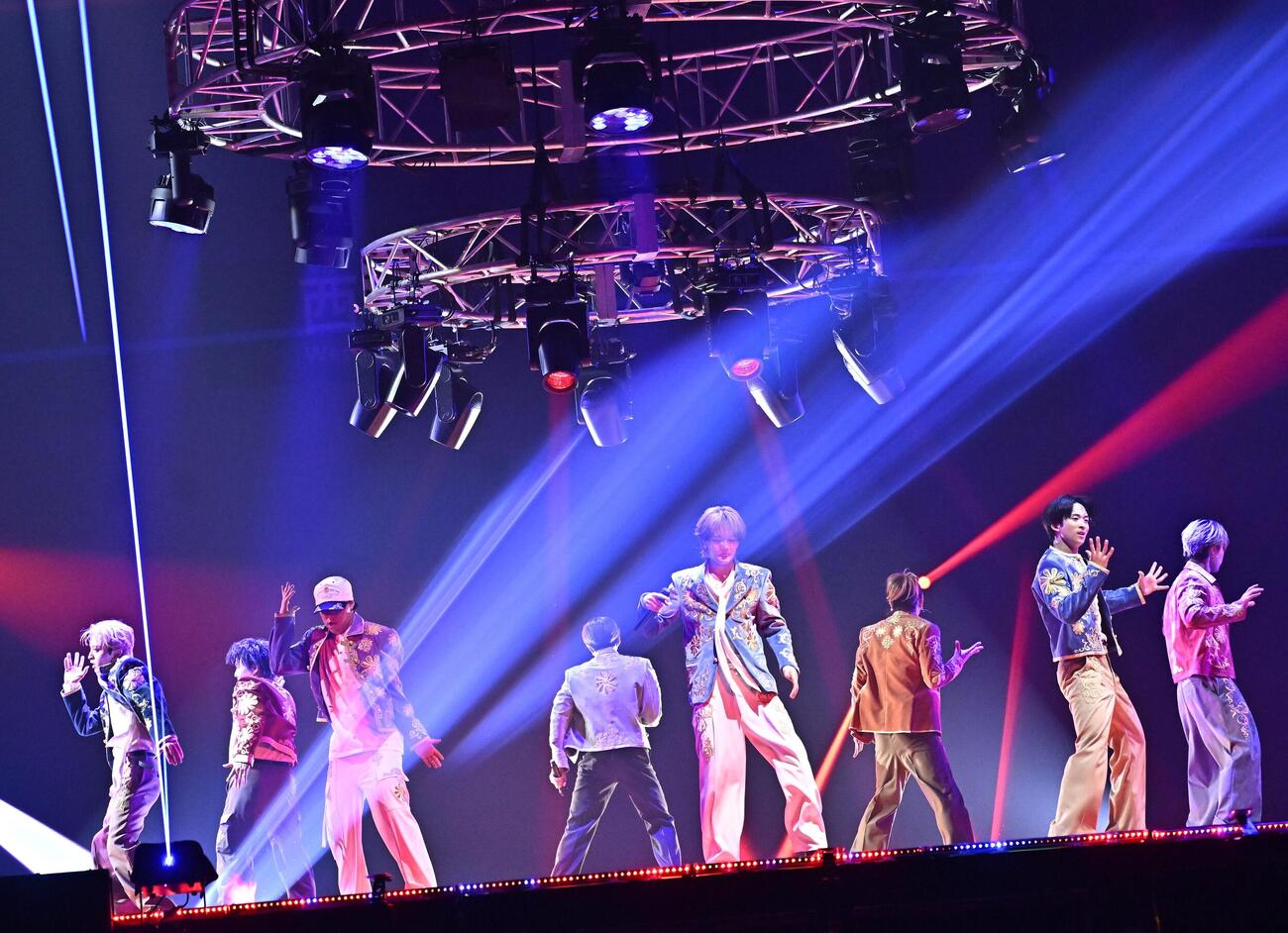 「FANTASTICS LIVE TOUR 2026　“SUNFLOWER”」でパフォーマンスするFANTASTICS（菊地大作、木下真里／撮影）
