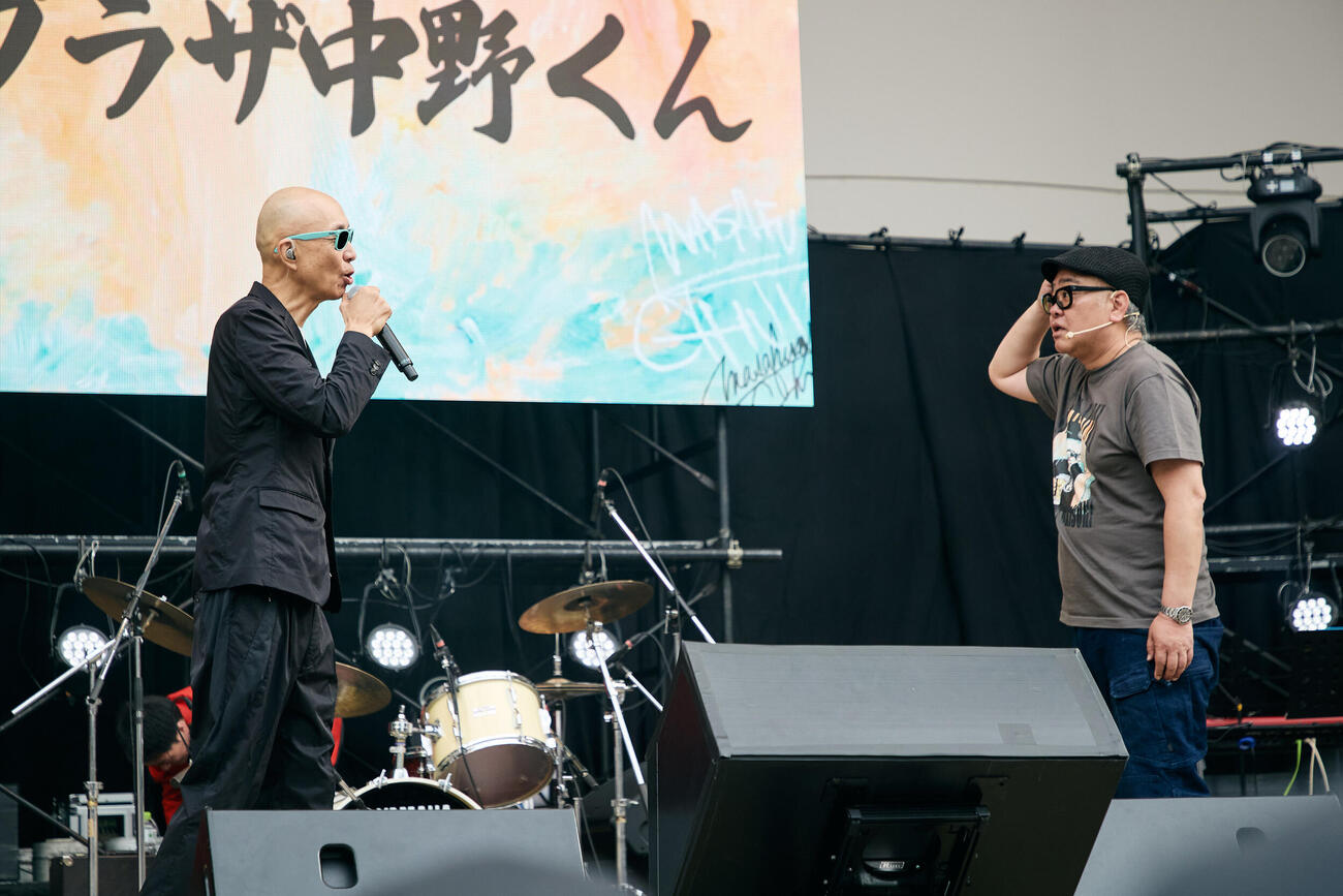 「おしゃべり大好き。感謝祭　しゃべって歌ってみんなでげちゃ呑み～てぃんぐ」に出演したサンプラザ中野くん（左）と矢野・兵動の兵動大樹