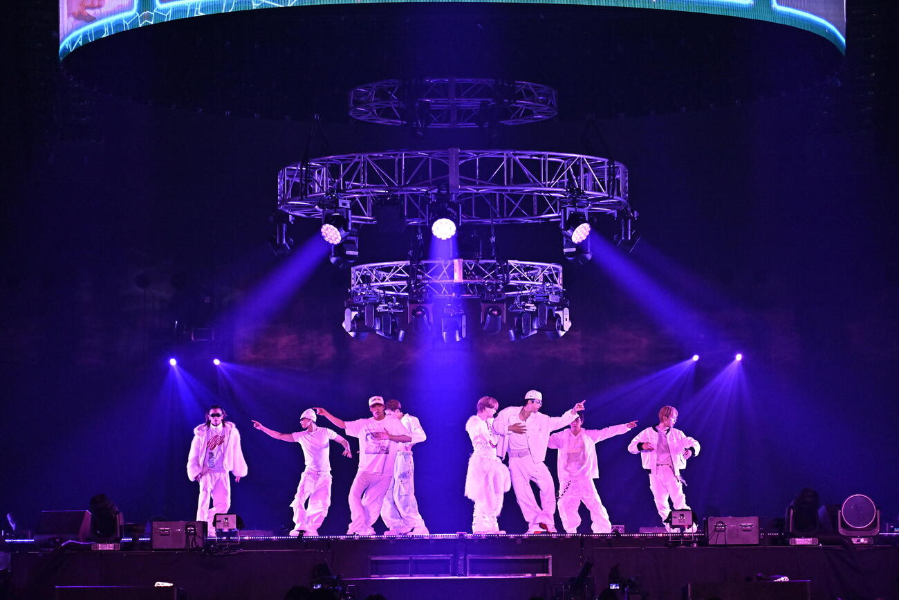 「FANTASTICS LIVE TOUR 2026　“SUNFLOWER”」初日公演でパフォーマンスするFANTASTICS（菊地大作、木下真里／撮影）