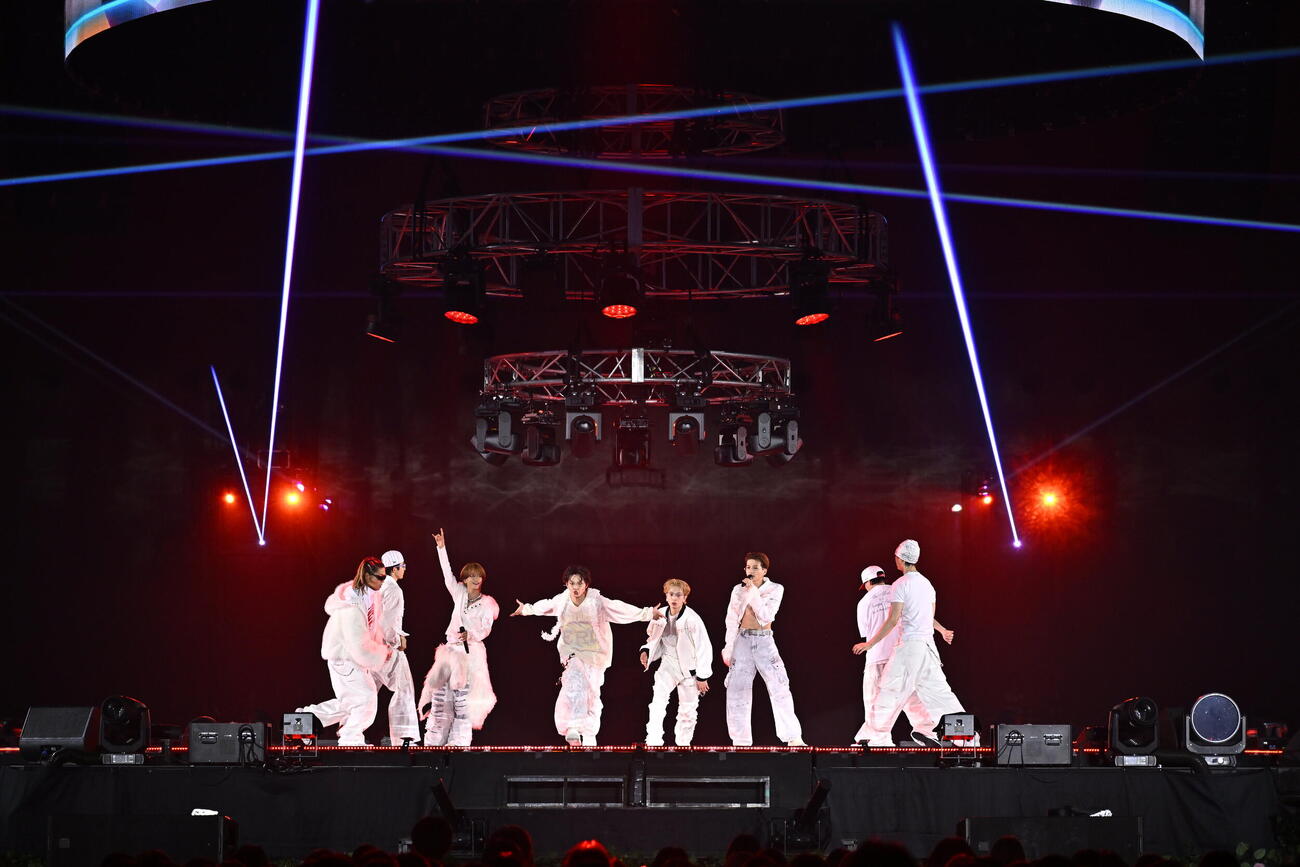 「FANTASTICS LIVE TOUR 2026　“SUNFLOWER”」初日公演でパフォーマンスするFANTASTICS（菊地大作、木下真里／撮影）