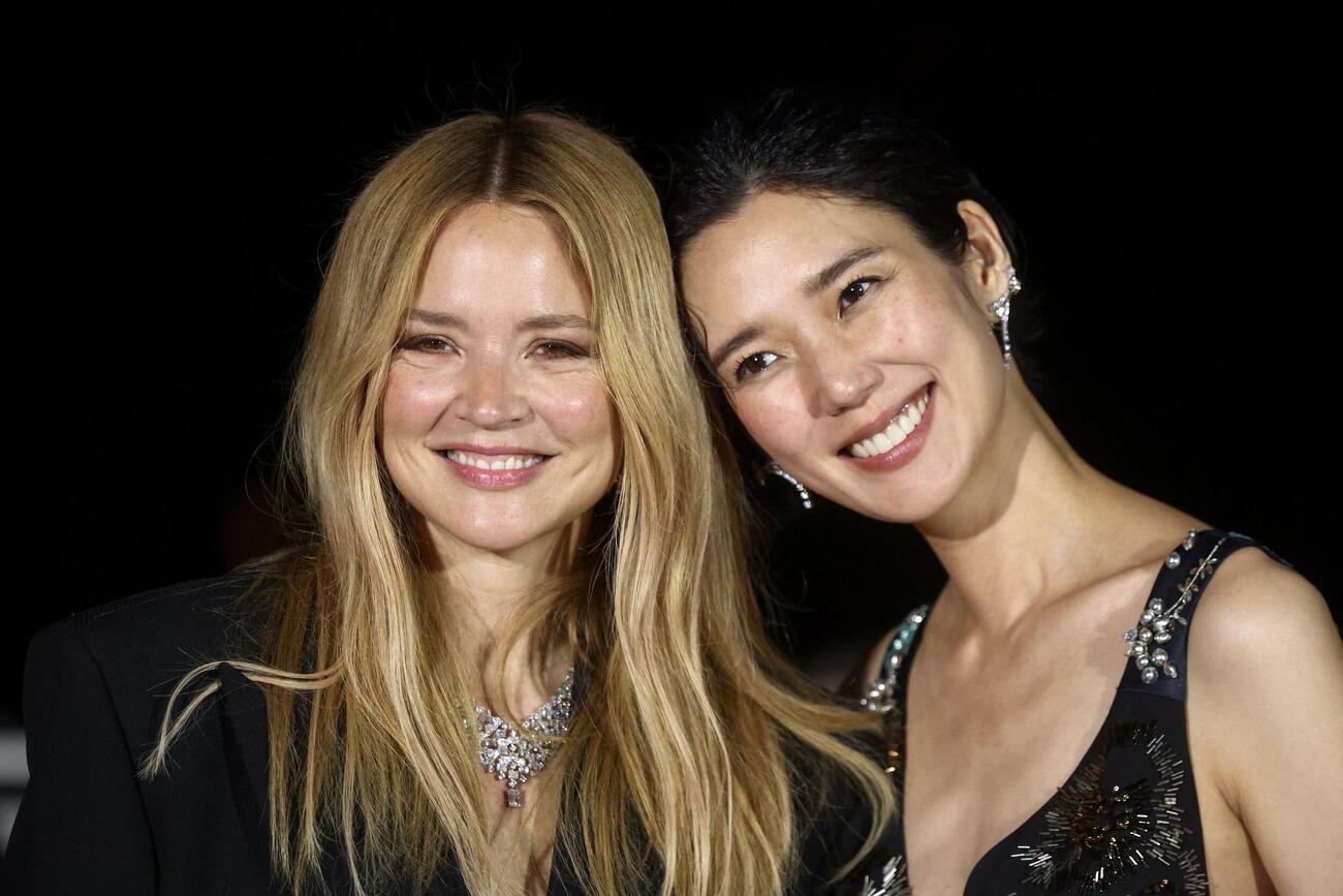 第79回カンヌ国際映画祭で女優賞を受賞した岡本多緒（右）とビルジニー・エフィラさん（ロイター）