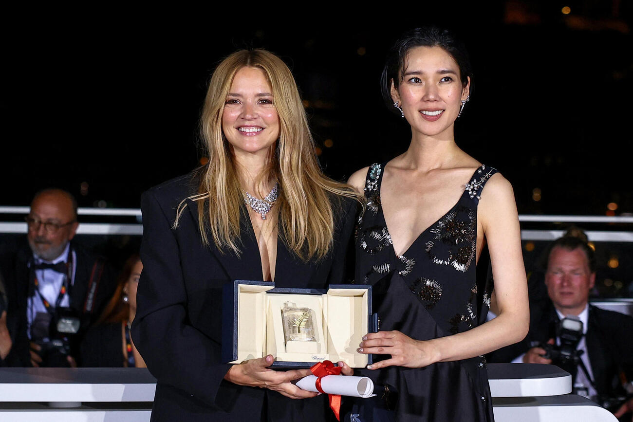 第79回カンヌ国際映画祭で女優賞を受賞した岡本多緒（右）とビルジニー・エフィラ（ロイター）