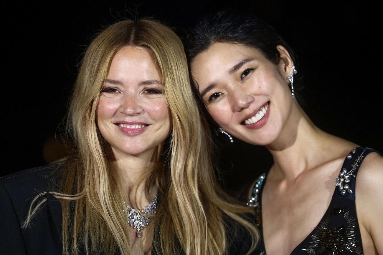 第79回カンヌ国際映画祭で女優賞を受賞した岡本多緒（右）とビルジニー・エフィラ（ロイター）