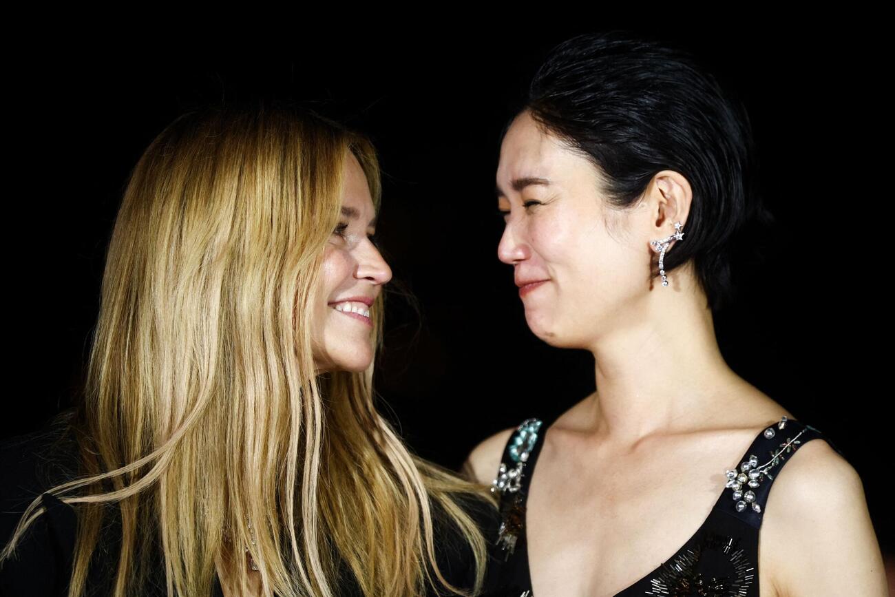第79回カンヌ国際映画祭で女優賞を受賞した岡本多緒（右）とビルジニー・エフィラ（ロイター）