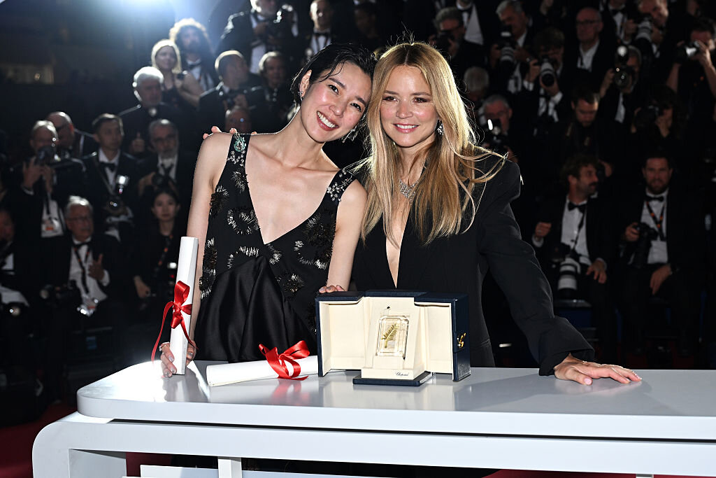 カンヌ映画祭で女優賞を受賞した岡本多緒（左）とビルジニー・エフィラ（Kate Green Getty Images Entertainment：ゲッティイメージズ提供）