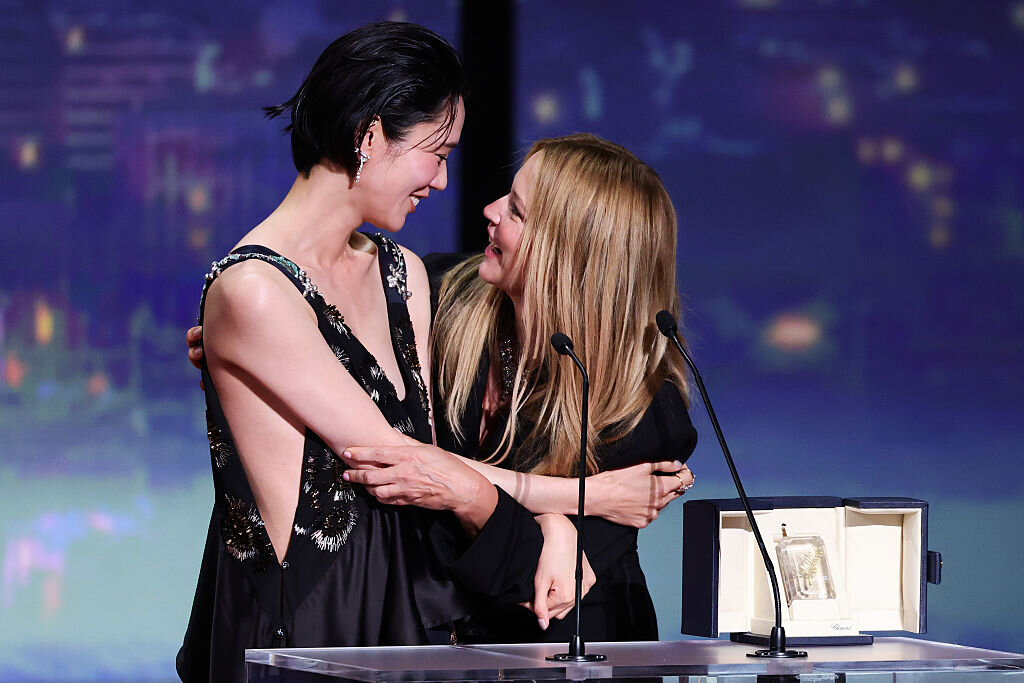 カンヌ映画祭で女優賞を受賞した岡本多緒（左）とビルジニー・エフィラ（Andreas Rentz Getty Images Entertainment：ゲッティイメージズ提供）