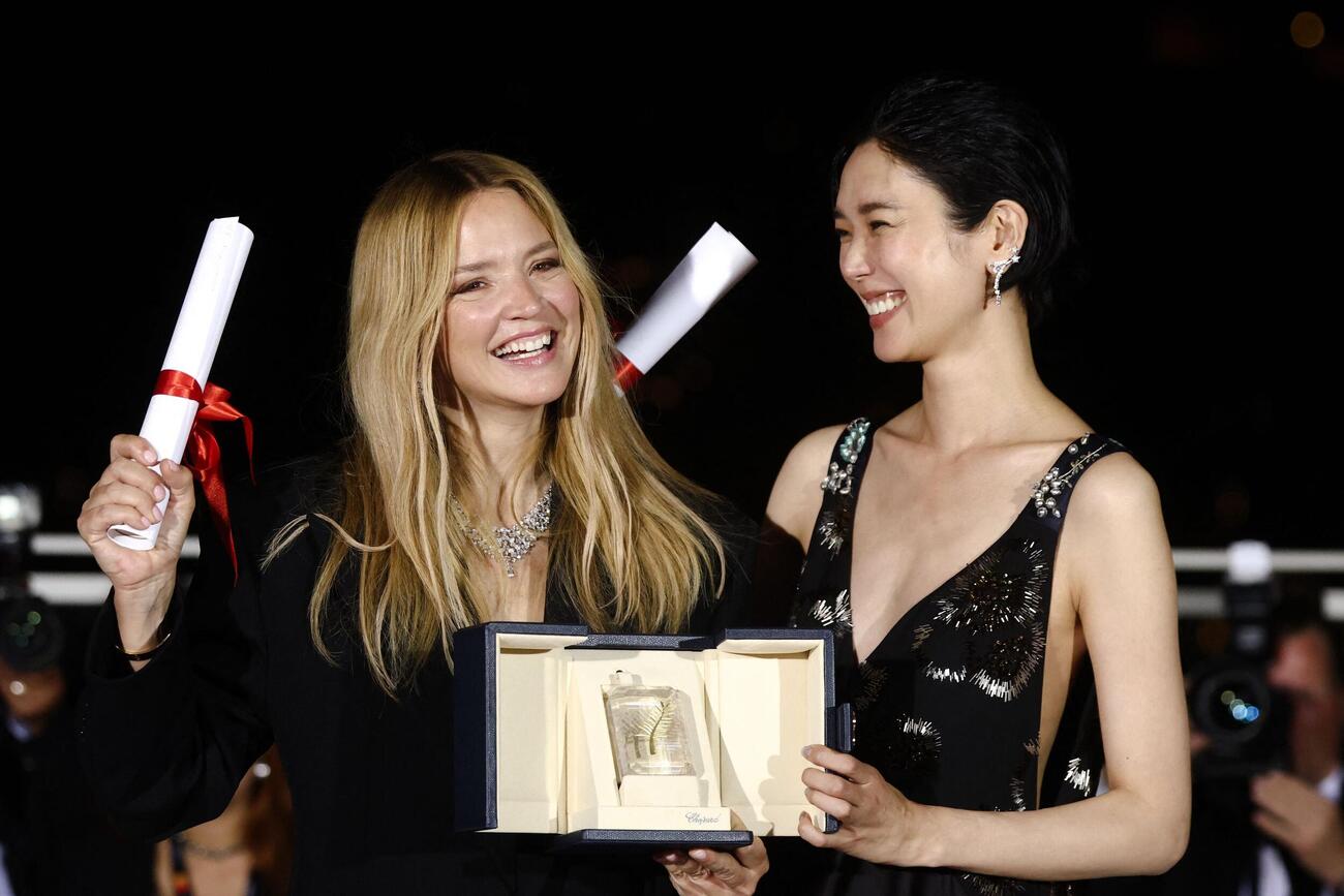 第79回カンヌ国際映画祭で女優賞を受賞した岡本多緒（右）とビルジニー・エフィラ（ロイター）