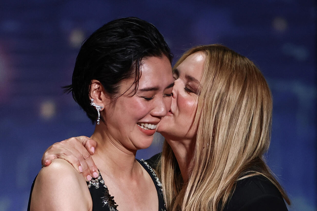 第79回カンヌ国際映画祭で女優賞を受賞した岡本多緒さん（左）とビルジニー・エフィラさん＝23日、フランス・カンヌ（ロイター＝共同）