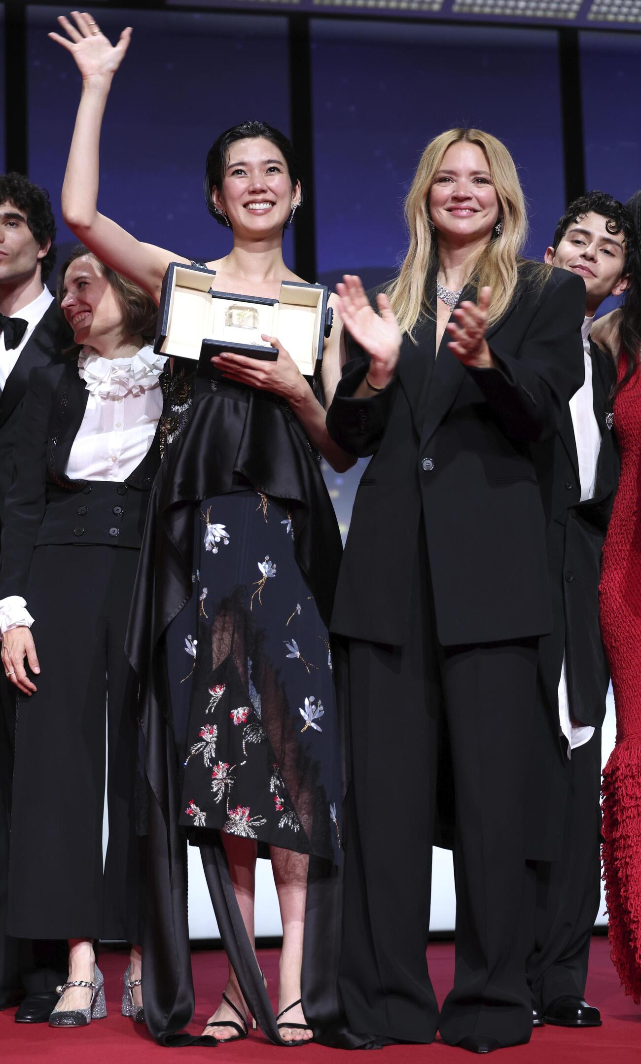 第79回カンヌ国際映画祭で女優賞を受賞し、手を振る岡本多緒さん（左）とビルジニー・エフィラさん＝23日、フランス・カンヌ（ゲッティ＝共同）