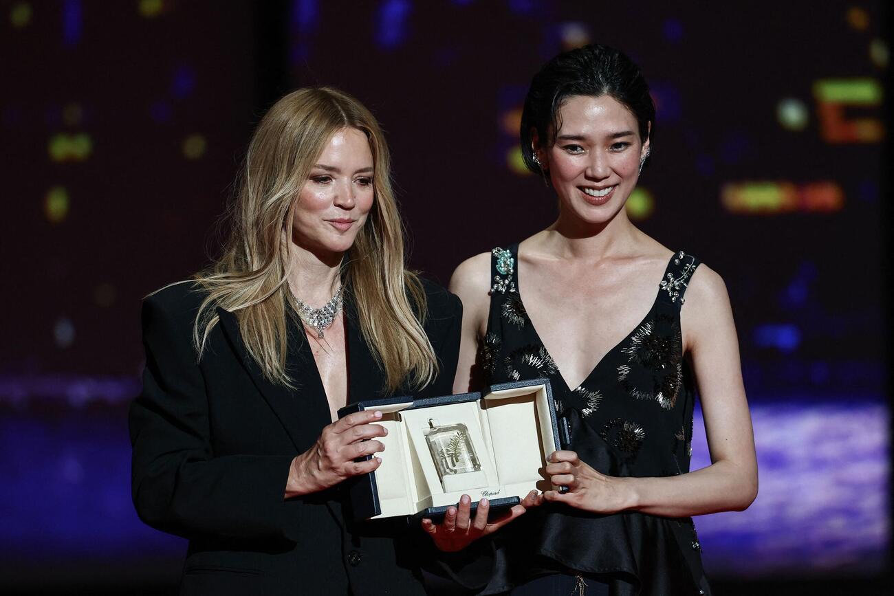第79回カンヌ国際映画祭で女優賞を受賞した岡本多緒（右）とビルジニー・エフィラ（ロイター＝共同）