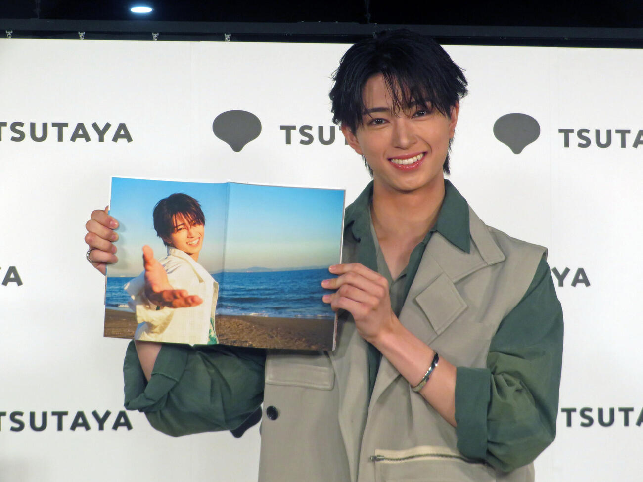 1st写真集「旅」発売記念イベントで、お気に入りのカットを紹介する鈴木秀脩（撮影・川田和博）