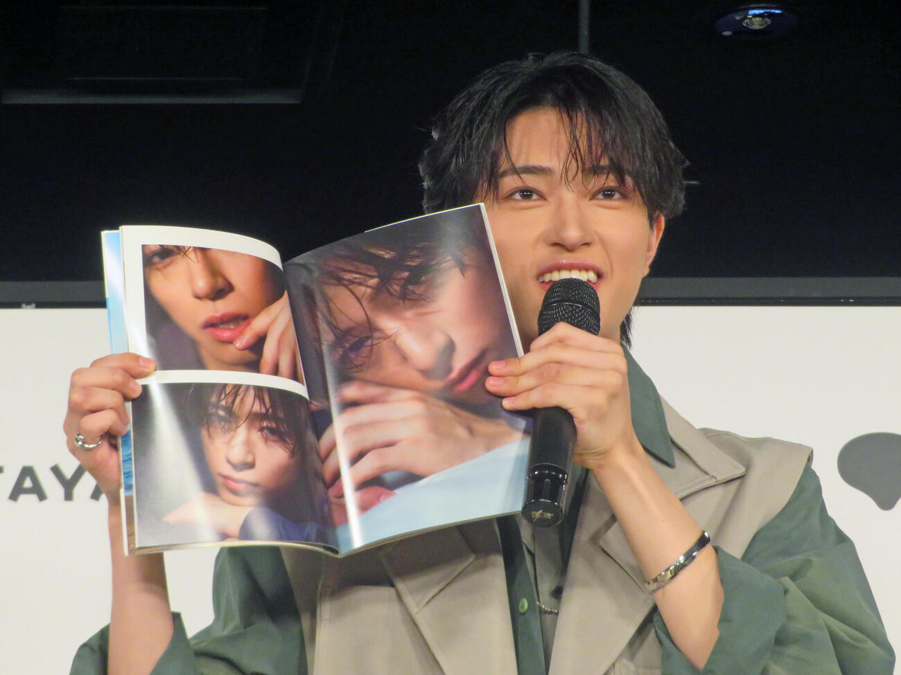 1st写真集「旅」発売記念イベントでセクシーショットを披露する鈴木秀脩（撮影・川田和博）