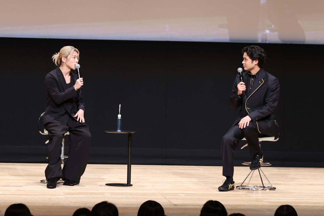 「第1回しずおか映画祭」に登壇したAぇ！group末澤誠也、磯村勇斗（右）（C）2026「mentor」製作委員会