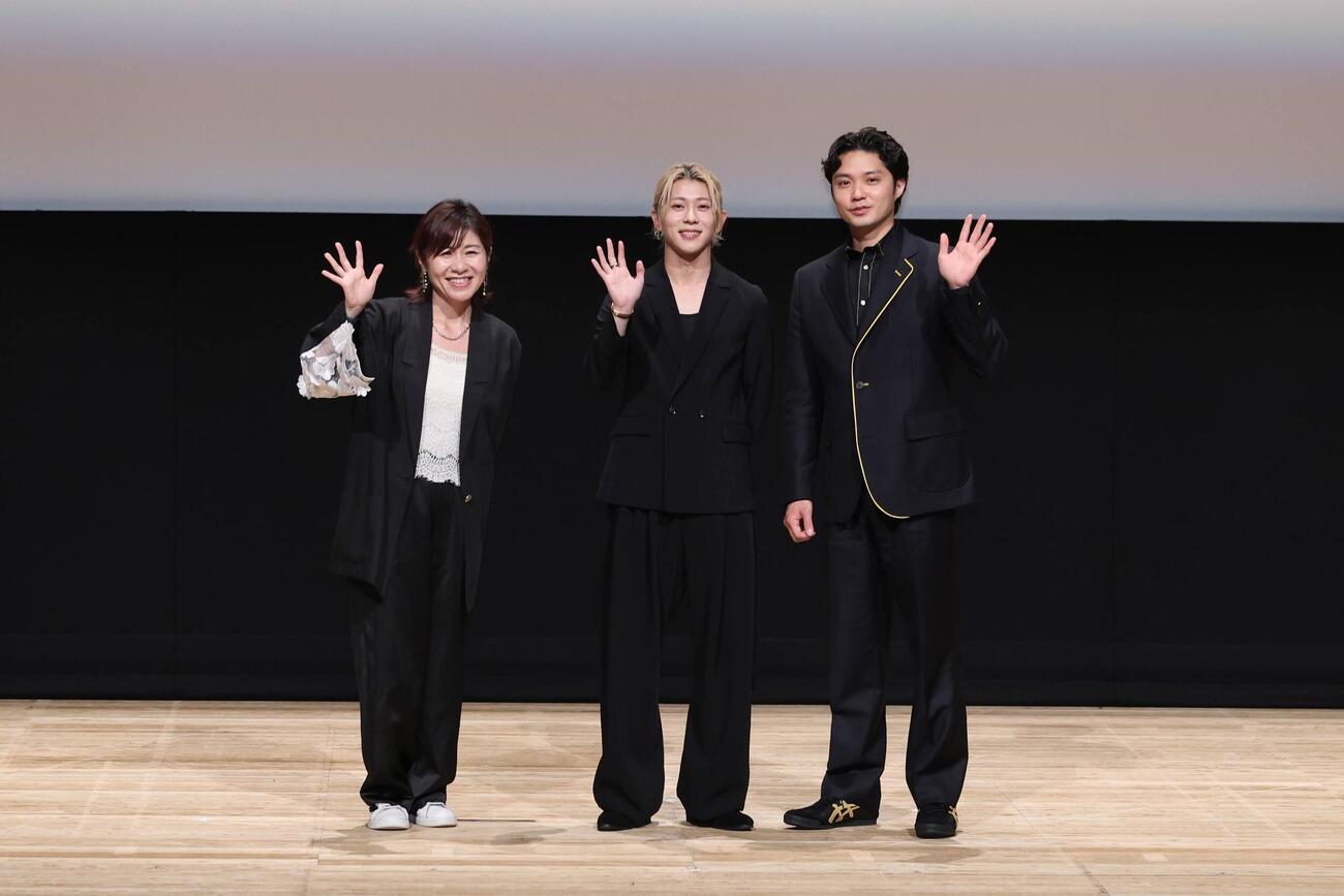 「第1回しずおか映画祭」に登壇した（左から）MCの伊藤さとり、Aぇ！group末澤誠也、磯村勇斗（C）2026「mentor」製作委員会