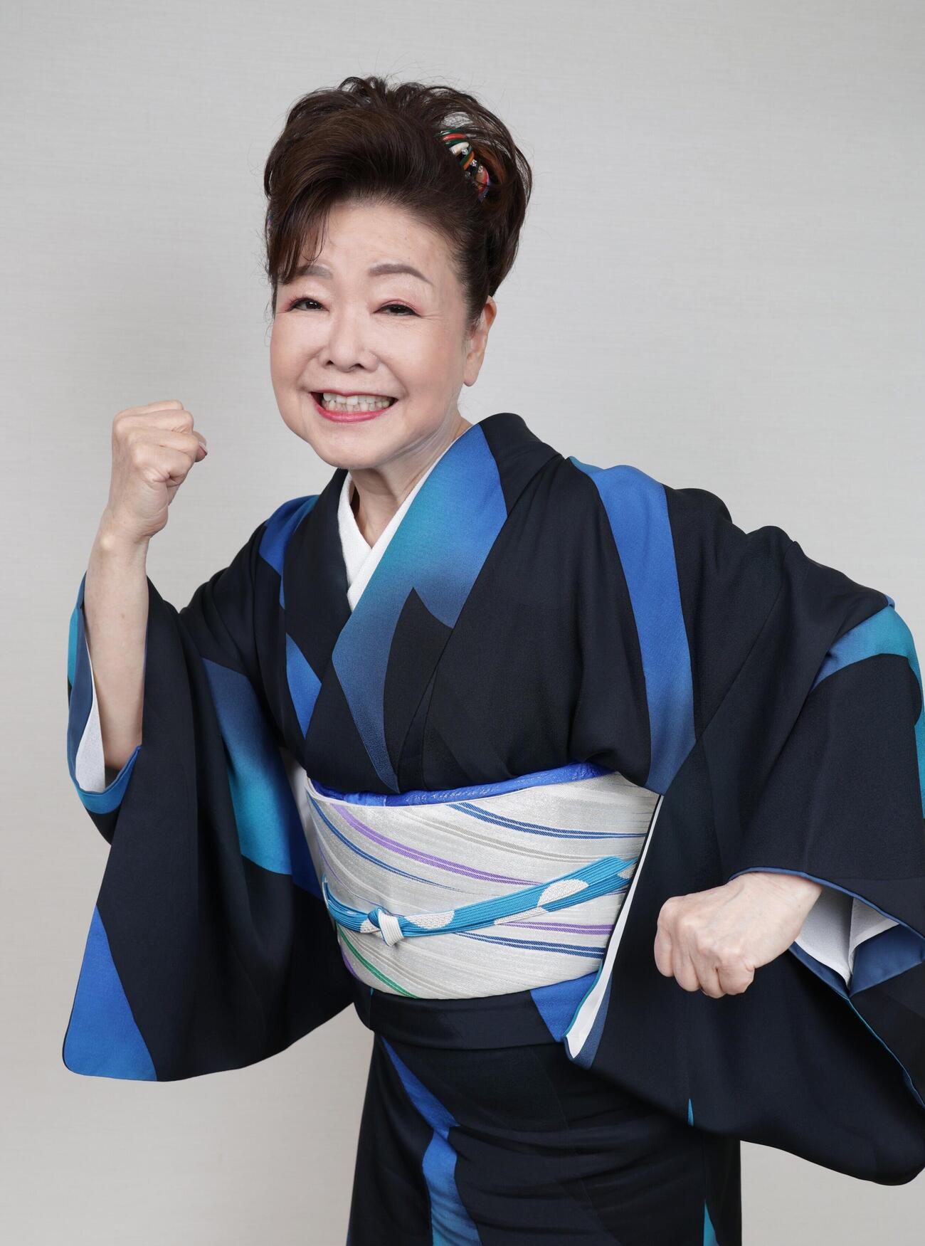 「みなさんに元気を届けたいです」と語る中村美律子（撮影・中島郁夫）
