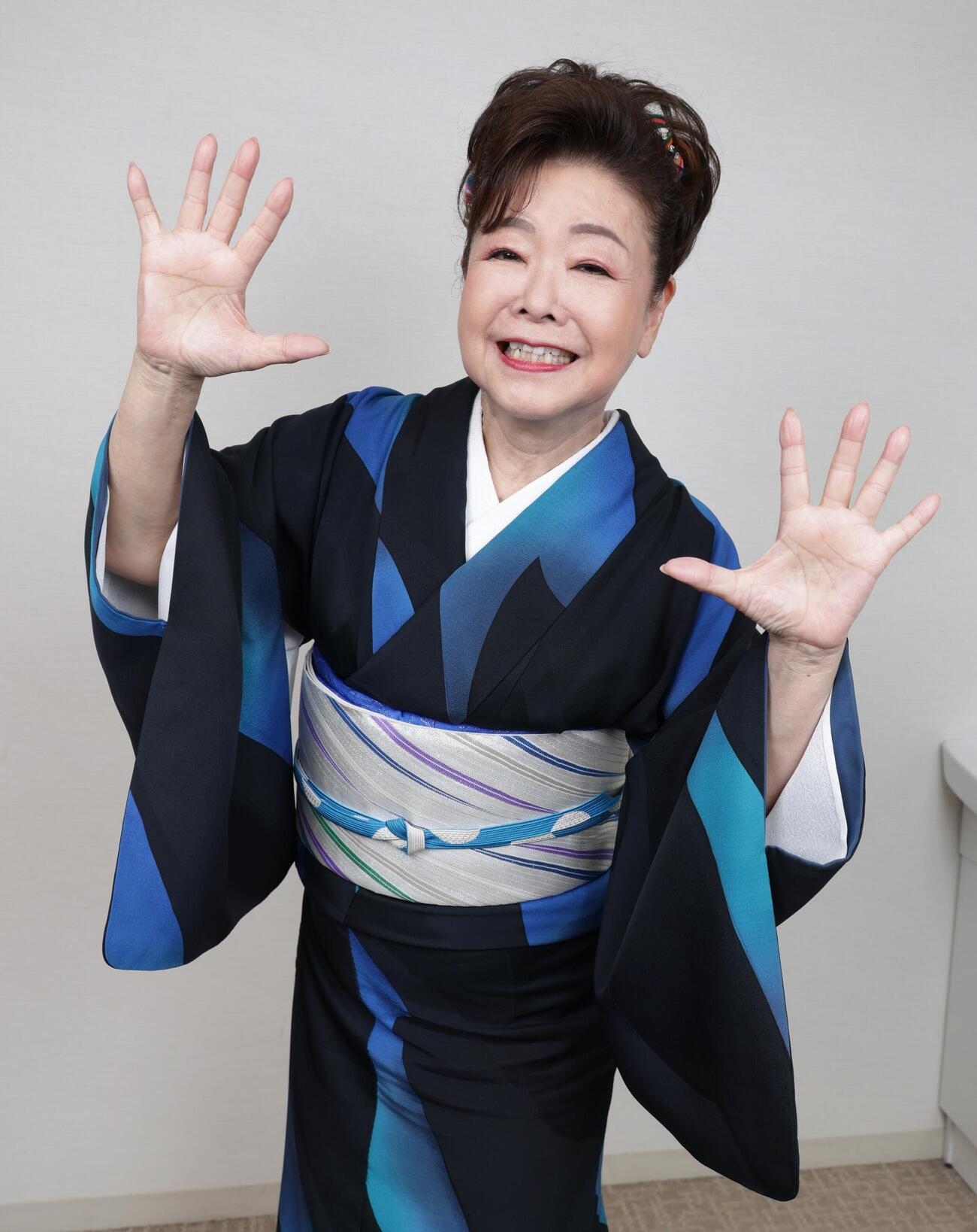 「みなさんに元気を届けたいです」と語る中村美律子（撮影・中島郁夫）