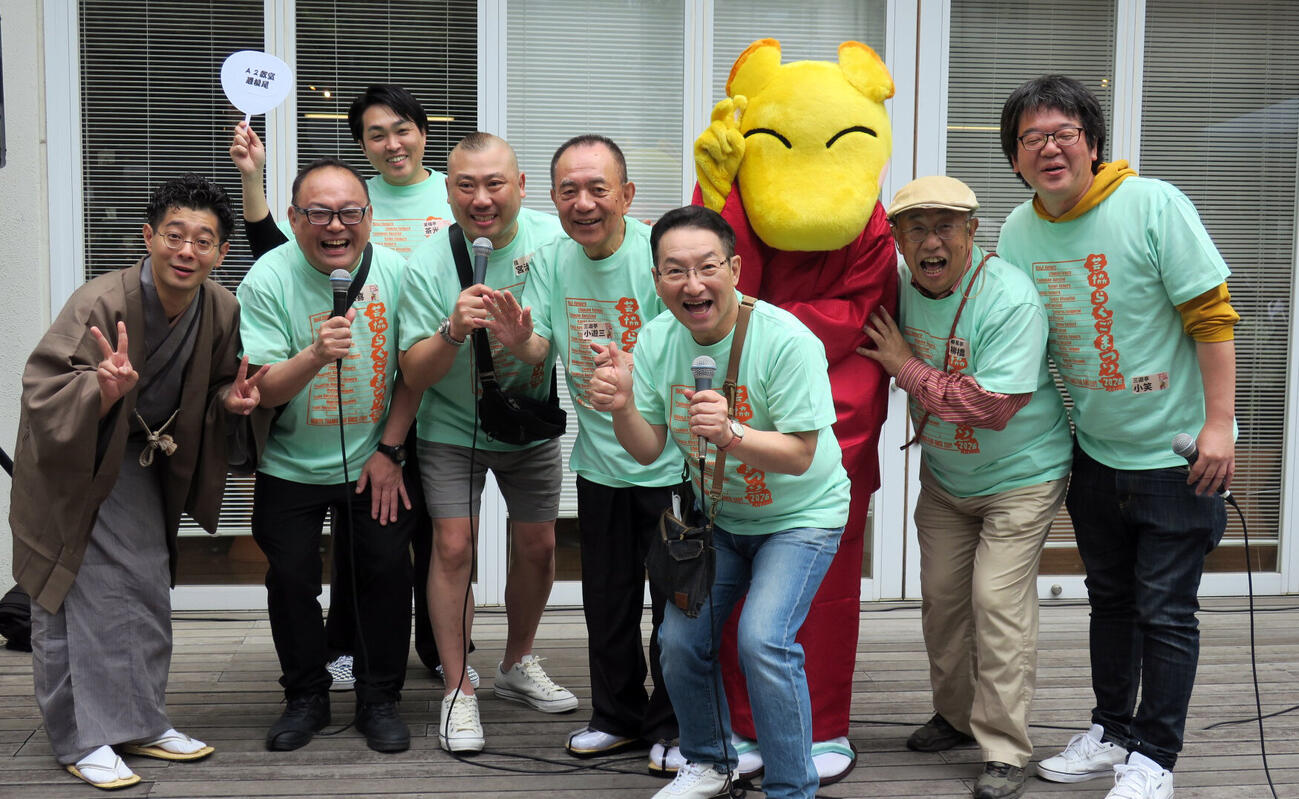 「芸協らくごまつり2026」開会式で。左から、柳亭小痴楽、三遊亭遊喜、笑福亭茶光、桂宮治、三遊亭小遊三、春風亭昇太、春風亭柳橋、三遊亭小笑