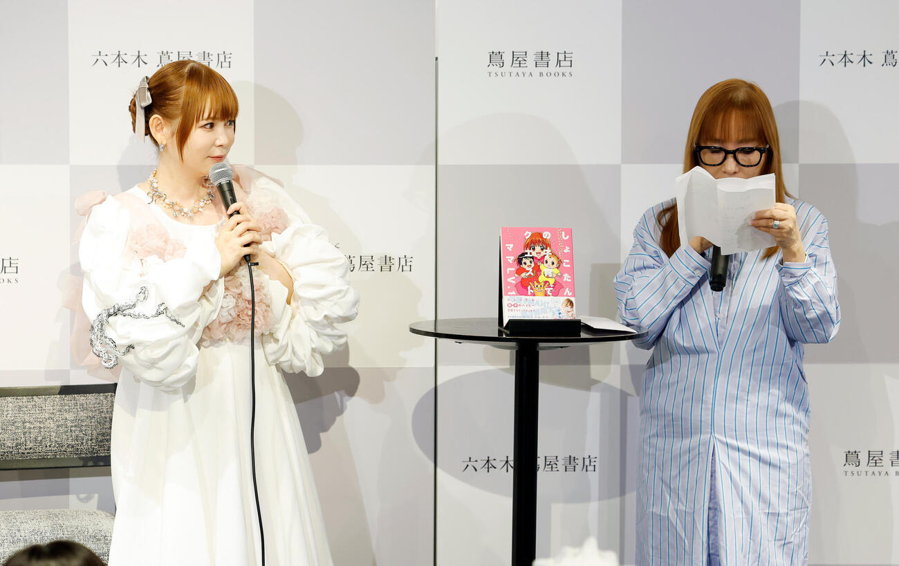 「しょこたんの子育てクエスト　ママLV．1」発売イベント　トークショーで母・桂子さんからの手紙を聞く中川翔子（左）（撮影・山本朝陽）＝2026年5月24日