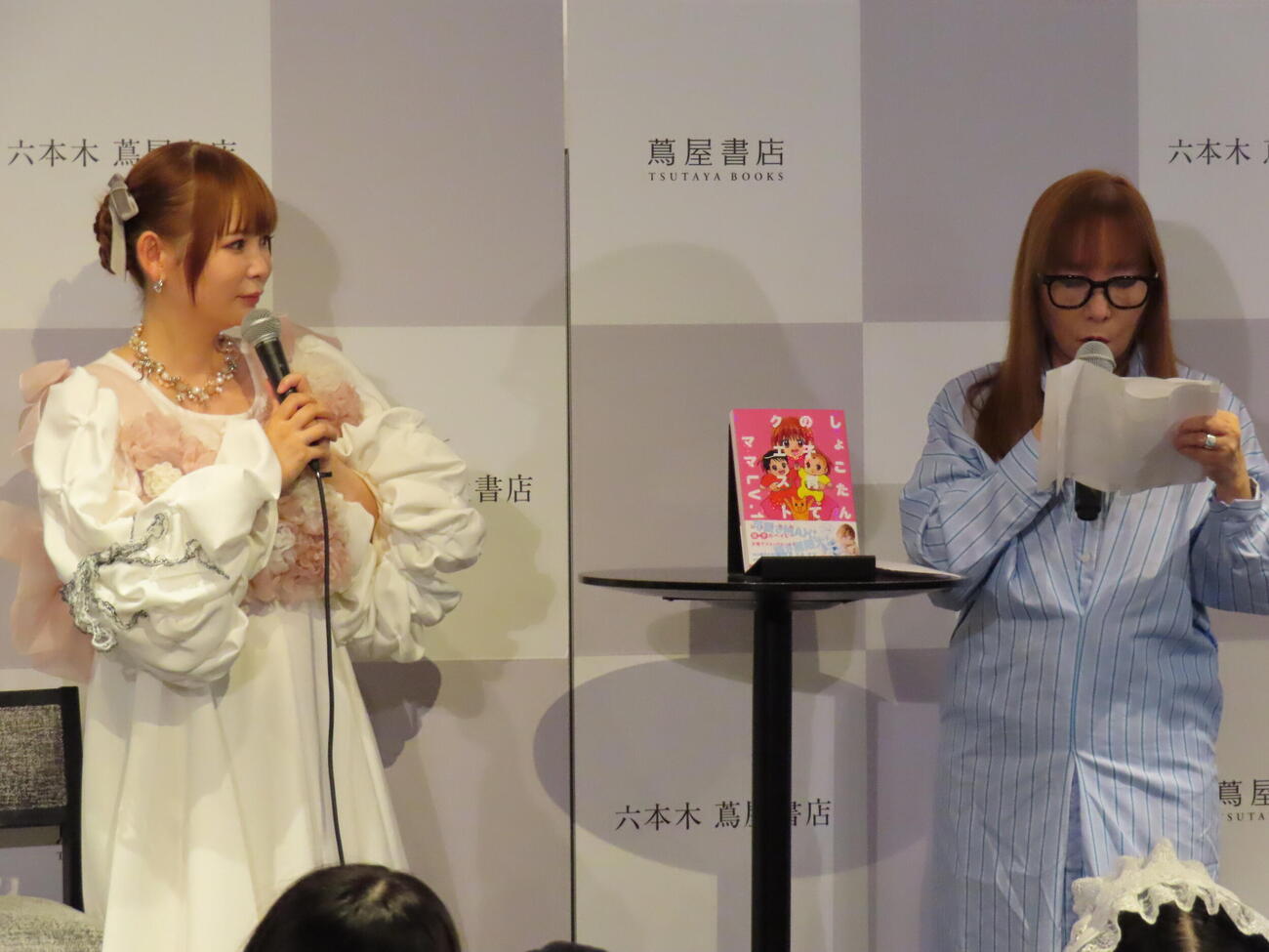 サプライズ登場した母が手紙を読む姿に感動する中川翔子（左）