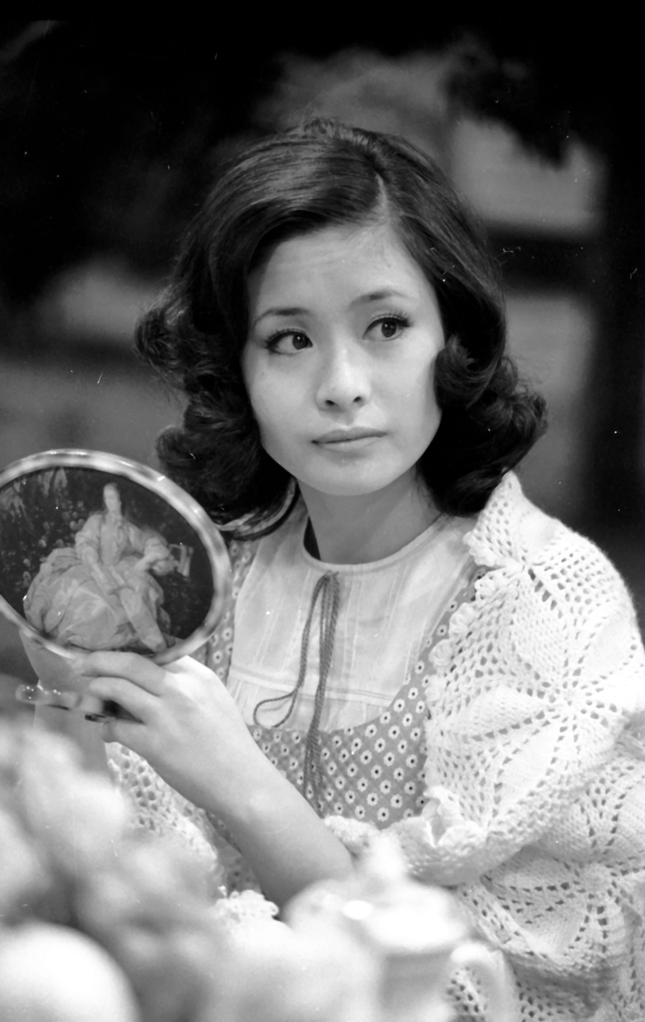 メークの時間もユックリ取れないお忙しさんの小柳ルミ子（1971年11月撮影）
