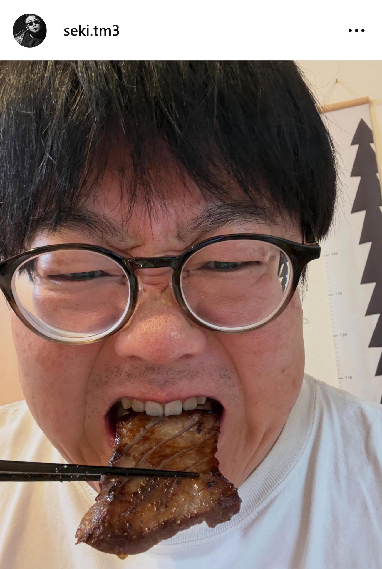 0カロリー？の牛タンにガブリ（タイムマシーン3号関太のインスタグラムから）