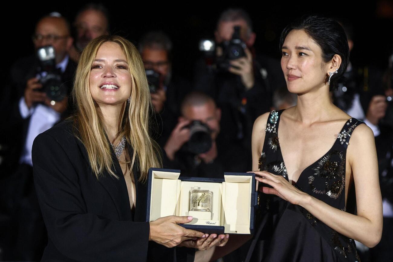 第79回カンヌ国際映画祭で女優賞を受賞した岡本多緒（右）とビルジニー・エフィラ（ロイター）