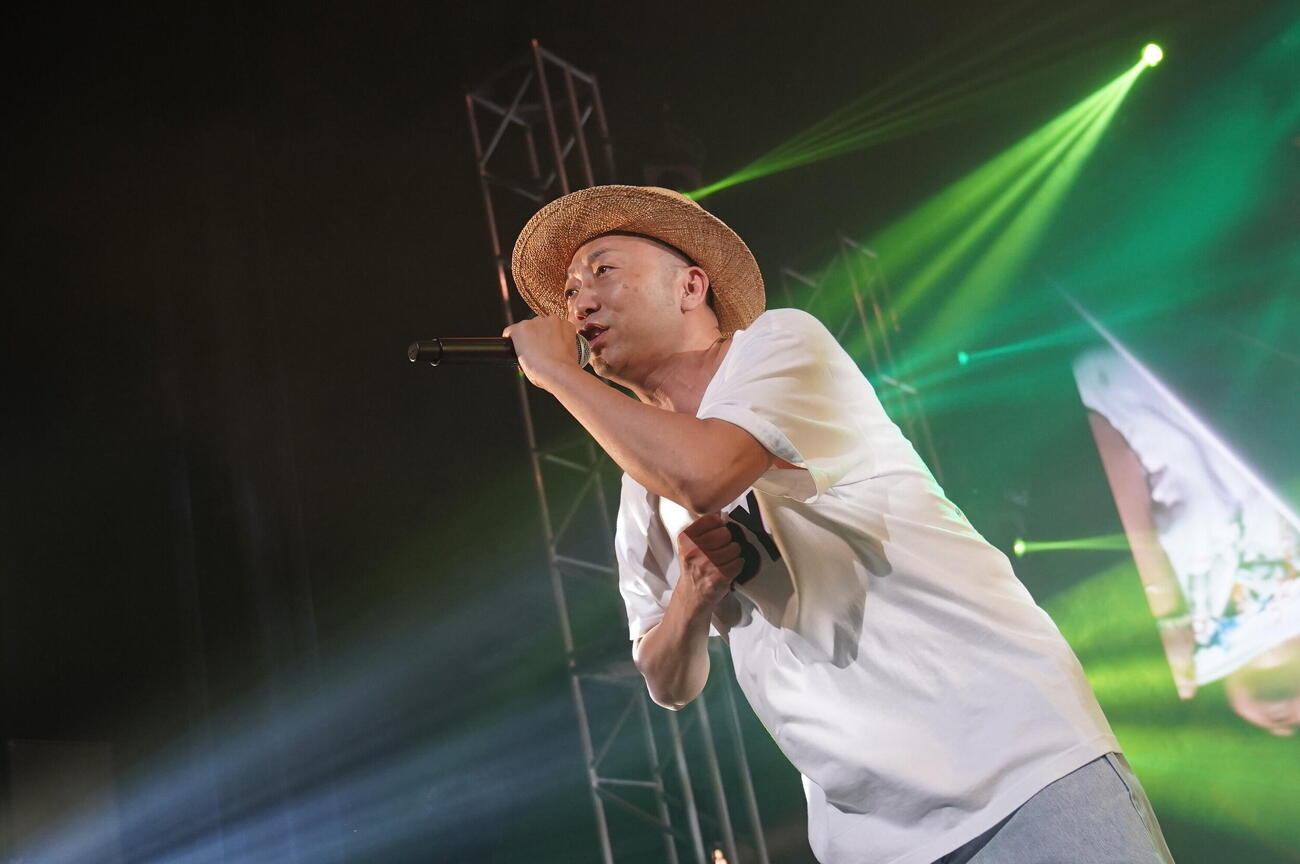 モン吉20周年全国ツアー「そのまんま東へ西へ」最終公演で熱唱する