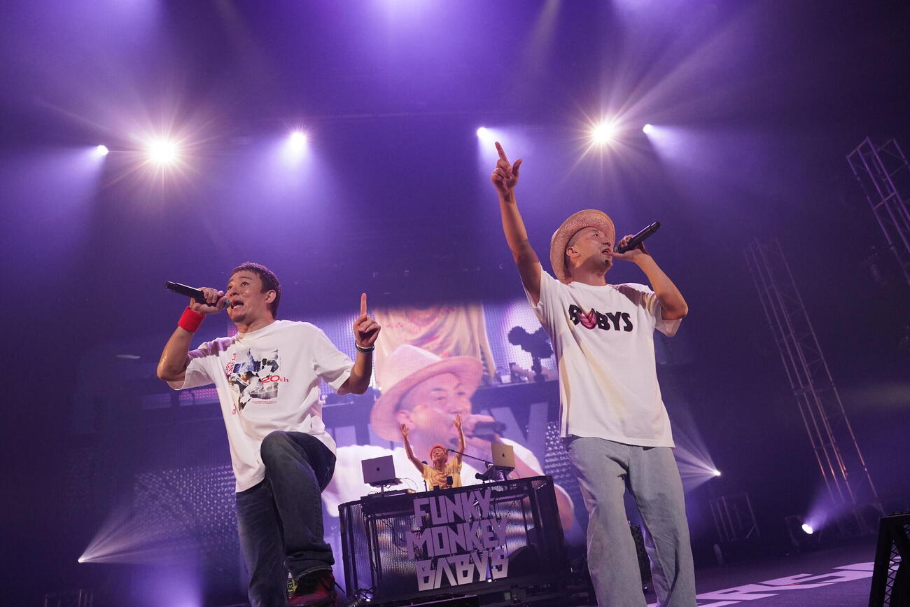 20周年全国ツアー「そのまんま東へ西へ」最終公演で熱唱するファンキー加藤（左）とモン吉