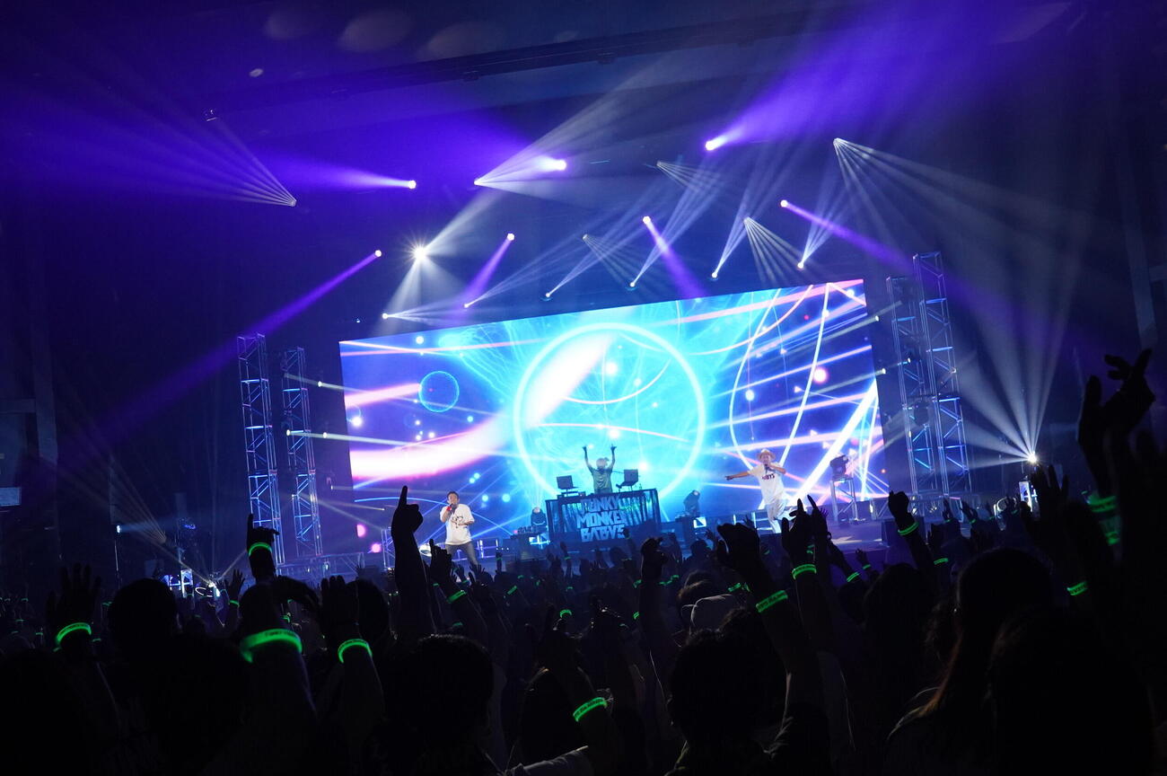 20周年全国ツアー「そのまんま東へ西へ」最終公演で熱唱するFUNKY MONKEY BΛBY’S