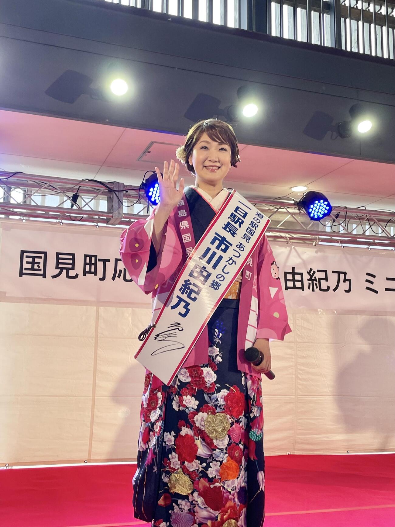 福島県・国見町の道の駅「あつかしの郷」で、ミニライブと町のPRイベントを行った市川由紀乃