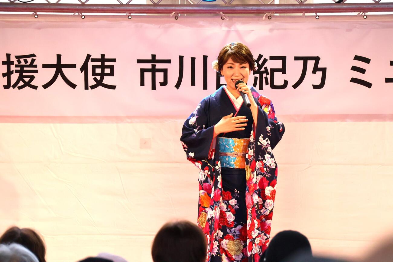 福島県・国見町の道の駅「あつかしの郷」で、ミニライブと町のPRイベントを行った市川由紀乃