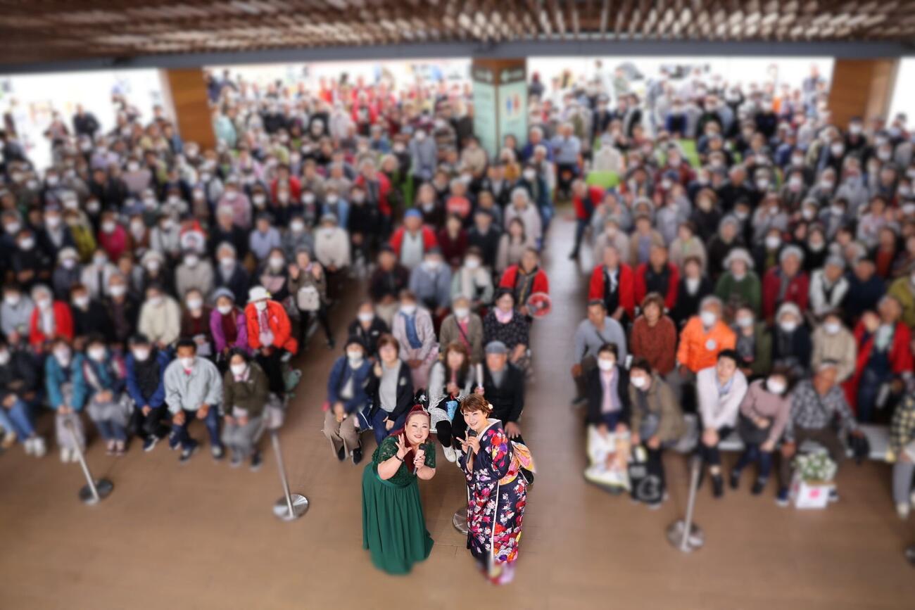 福島県・国見町の道の駅「あつかしの郷」で、ミニライブと町のPRイベントを行った市川由紀乃