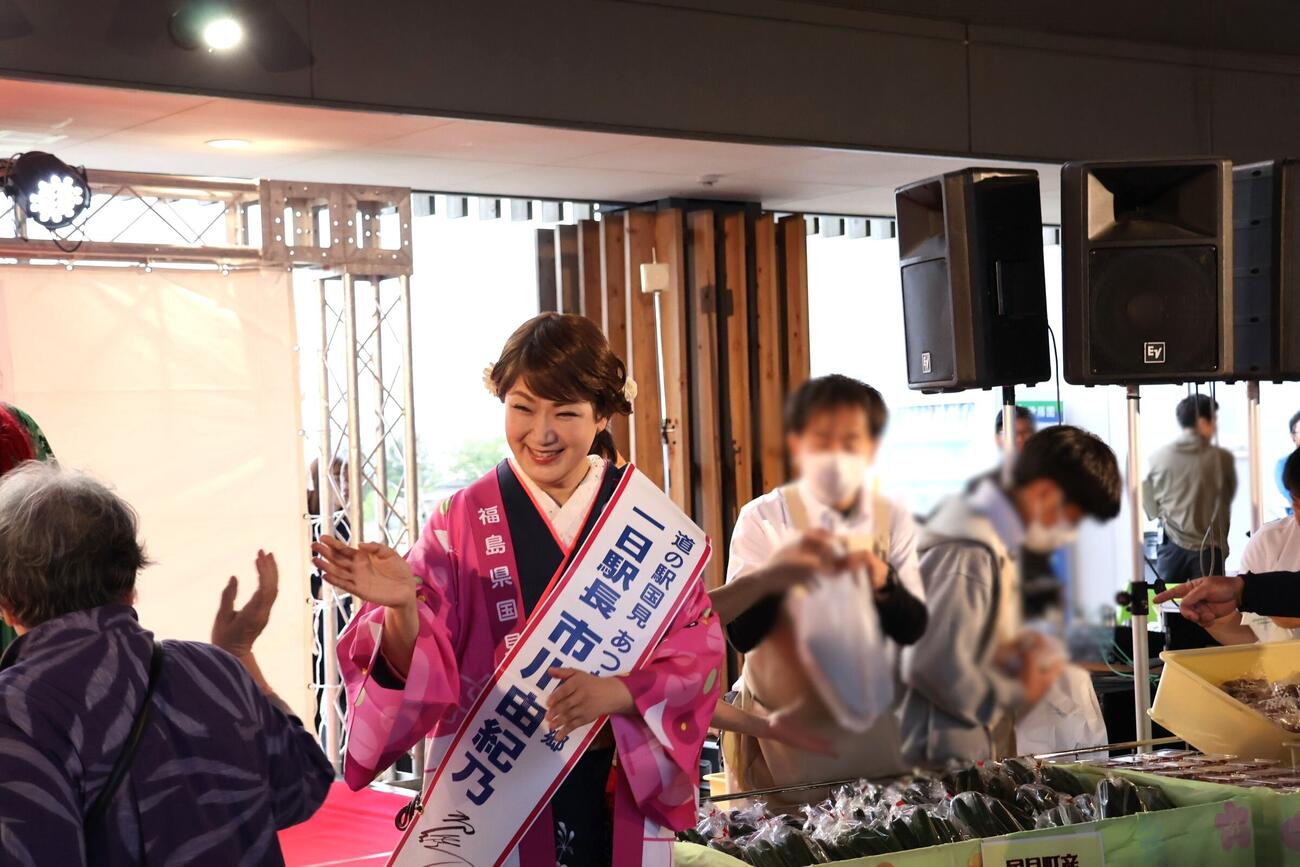 福島県・国見町の道の駅「あつかしの郷」で、ミニライブと町のPRイベントを行った市川由紀乃
