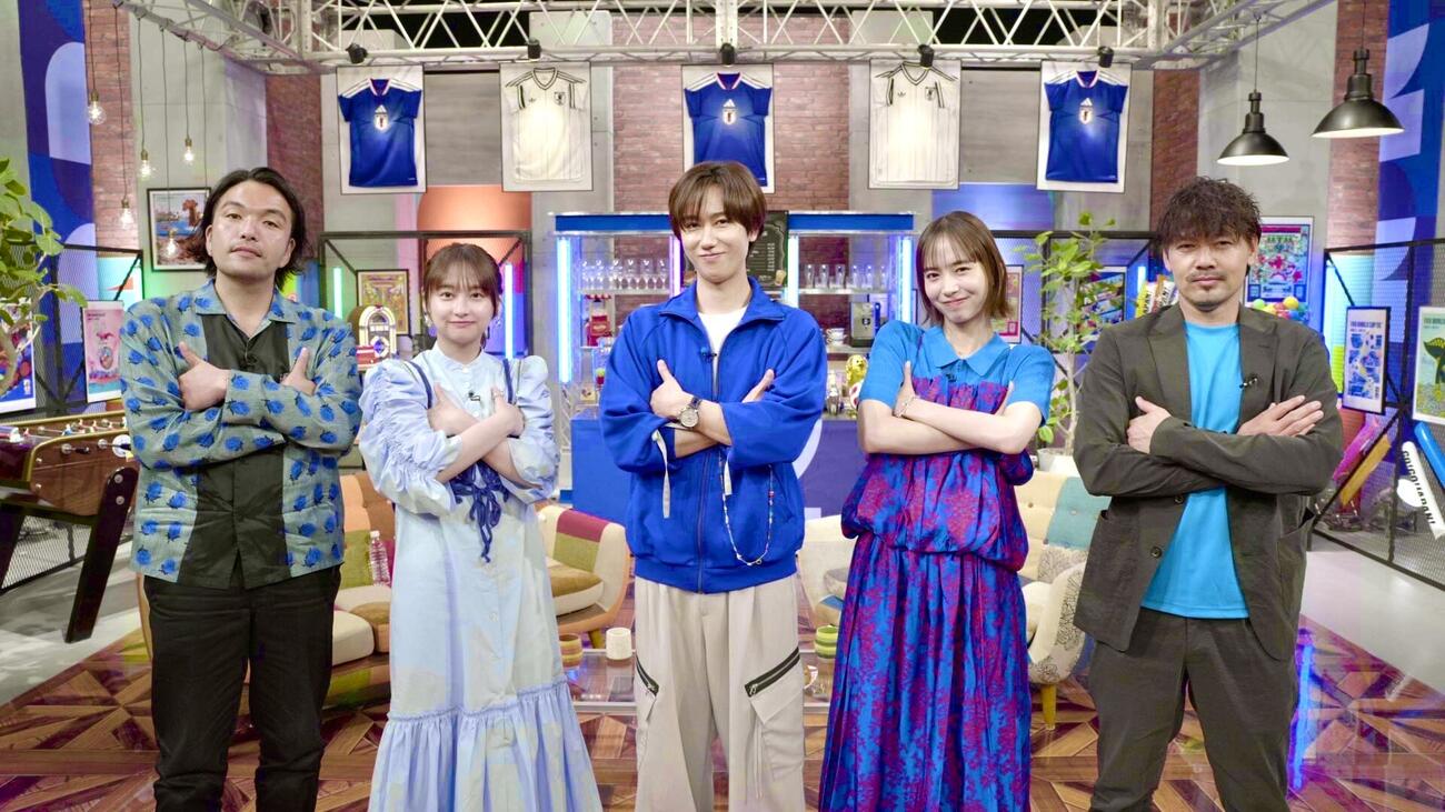 DAZN Presents　うちの推しがアツすぎて！FIFAワールドカップ開幕直前！みんなの推しイレブンSPに出演する、左から盛山晋太郎、影山優佳、阿部亮平、井桁弘恵、松井大輔