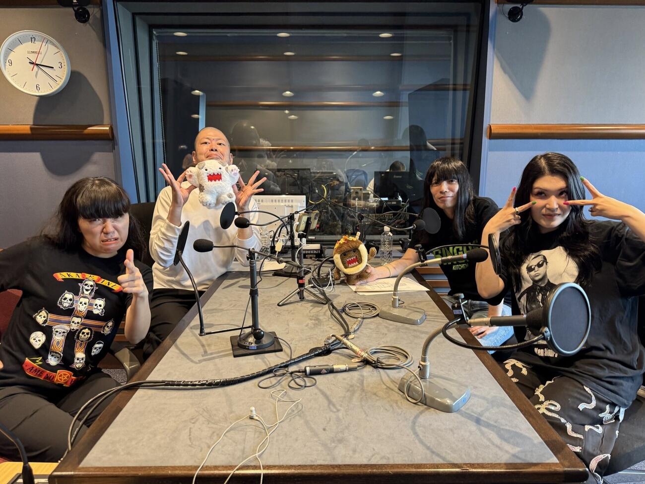 金属バットのNHKラジオ初冠番組「金属バットの金属音楽」に出演した、左から、おとぼけビ～バ～よよよしえ、金属バット小林圭輔、友保隼平、おとぼけビ～バ～あっこりんりん