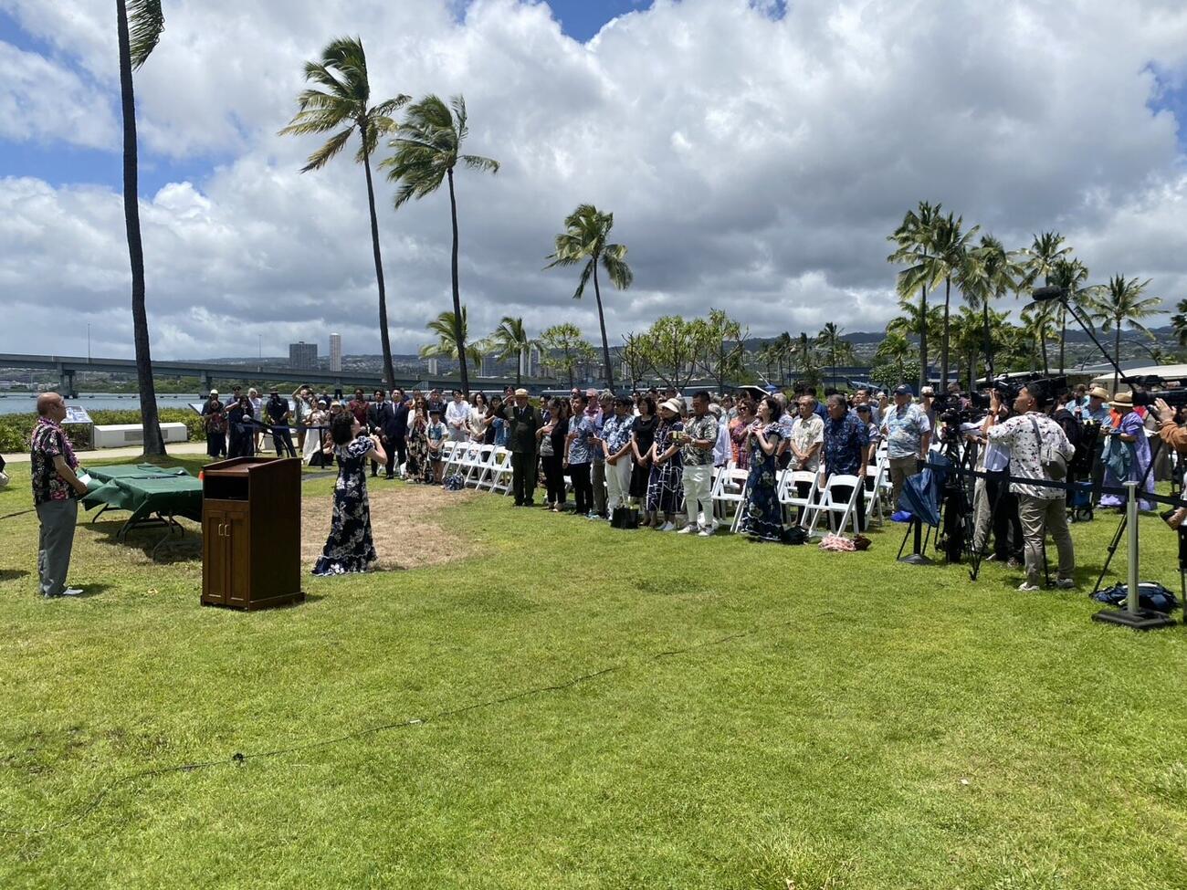 米ハワイのパールハーバーで開催された「終戦記念　平和の炎式典」で「君が代」などを歌唱した佐藤ひらり