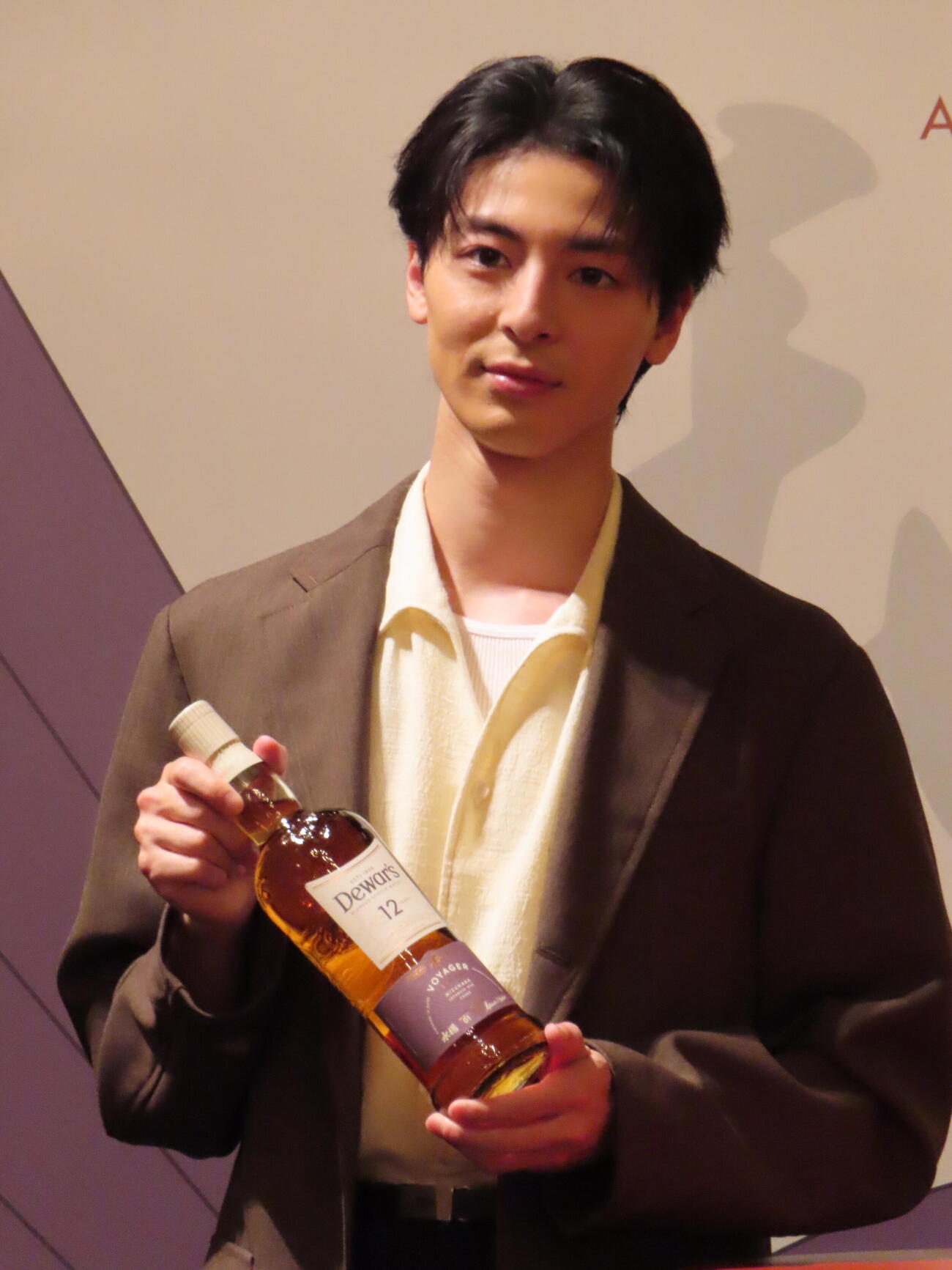 「デュワーズ12年ミズナラ」新商品発売記者発表会に登壇した高杉真宙