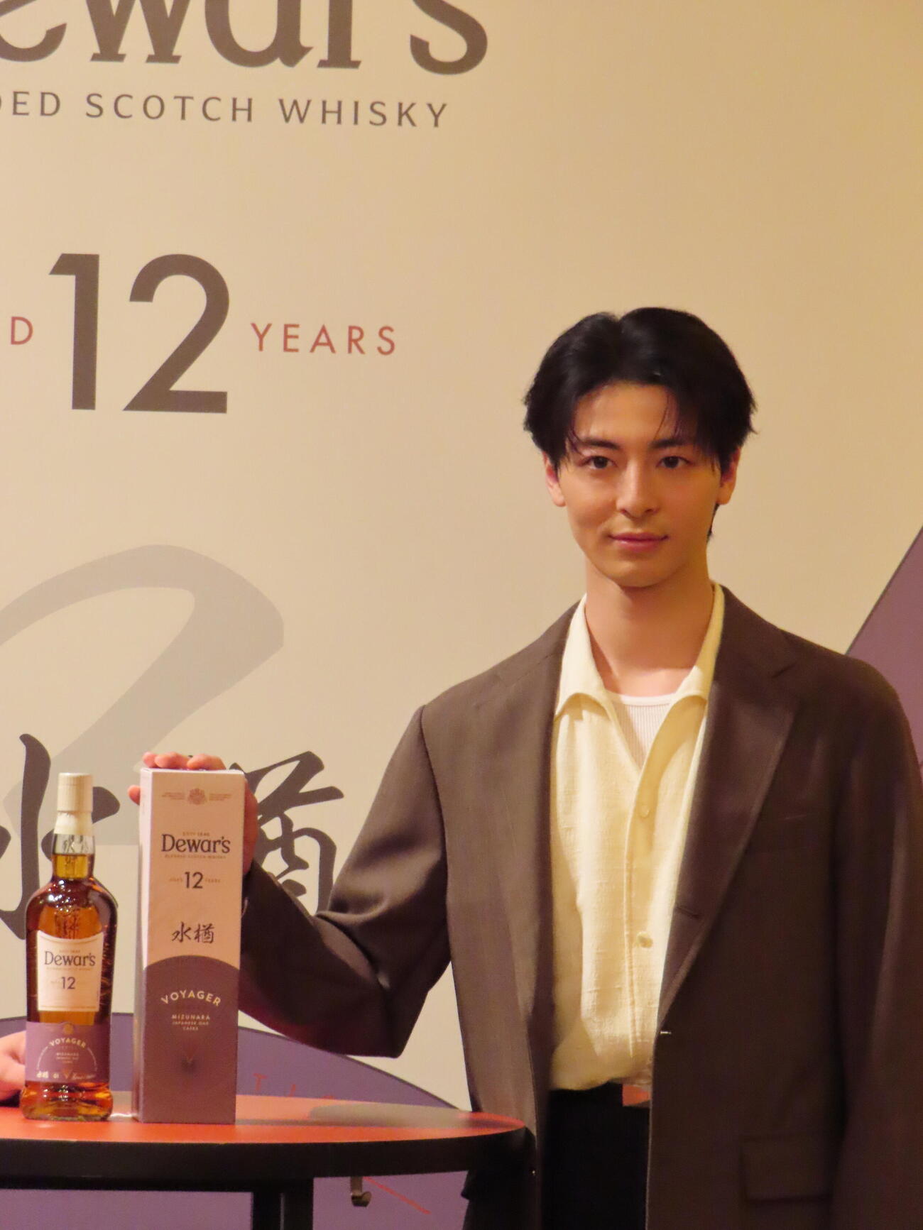 「デュワーズ12年ミズナラ」新商品発売記者発表会に登壇した高杉真宙