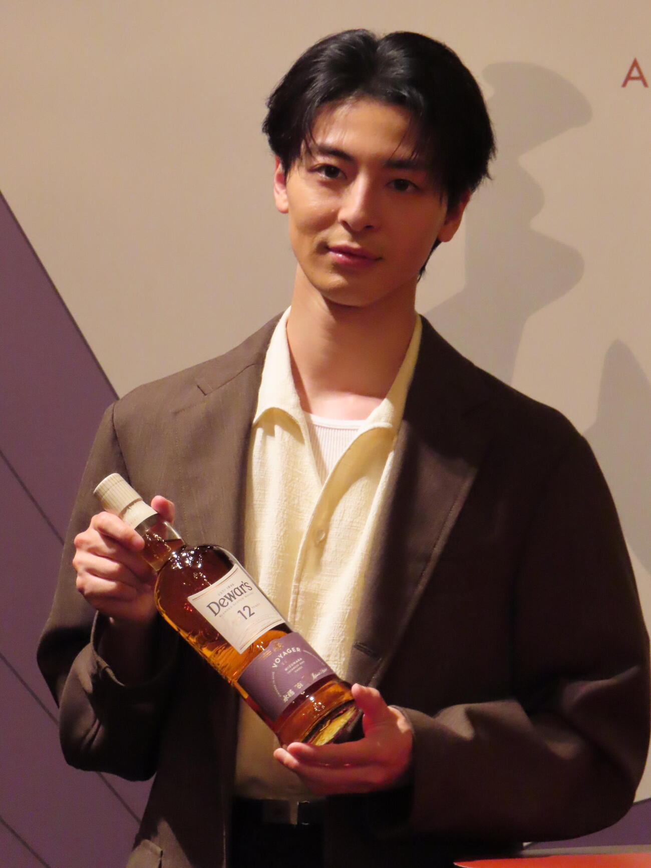「デュワーズ12年ミズナラ」新商品発売記者発表会に登壇した高杉真宙