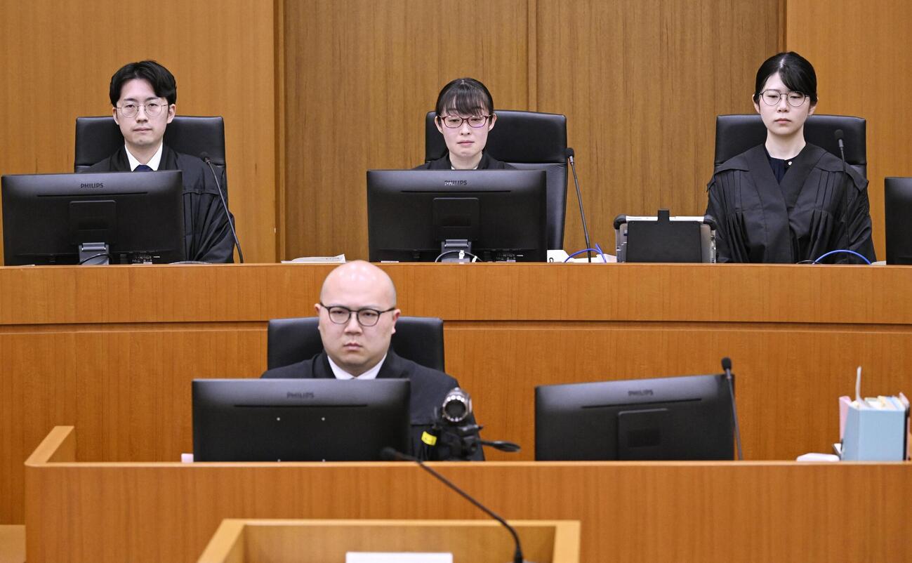 内田梨瑚被告の裁判員裁判初公判が開かれた旭川地裁の法廷。後列中央は田中結花裁判長(共同)