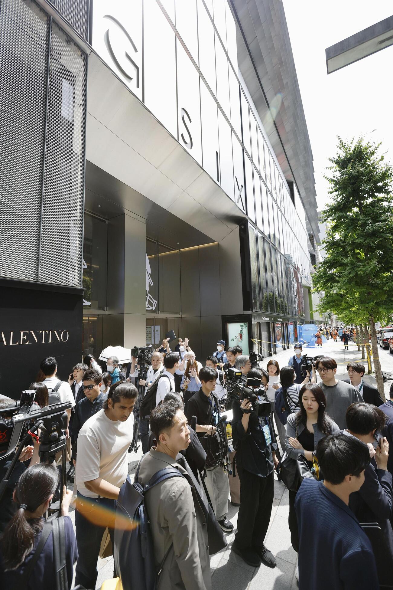 騒然とする東京・銀座の商業施設「GINZA SIX（ギンザ　シックス）」の周辺(共同)