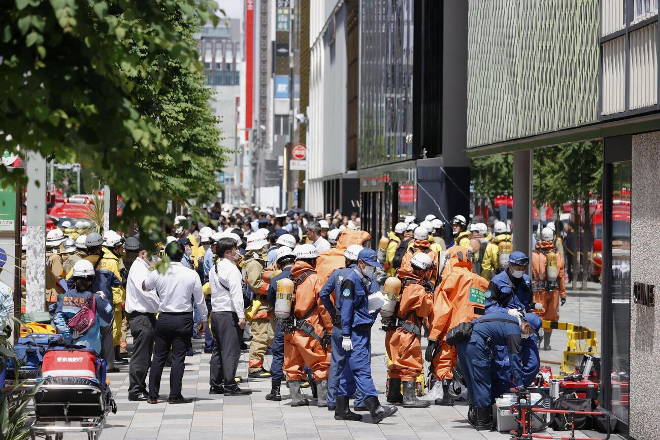消防関係者などで騒然とする東京・銀座の商業施設「GINZA SIX（ギンザ　シックス）」の周辺(共同)