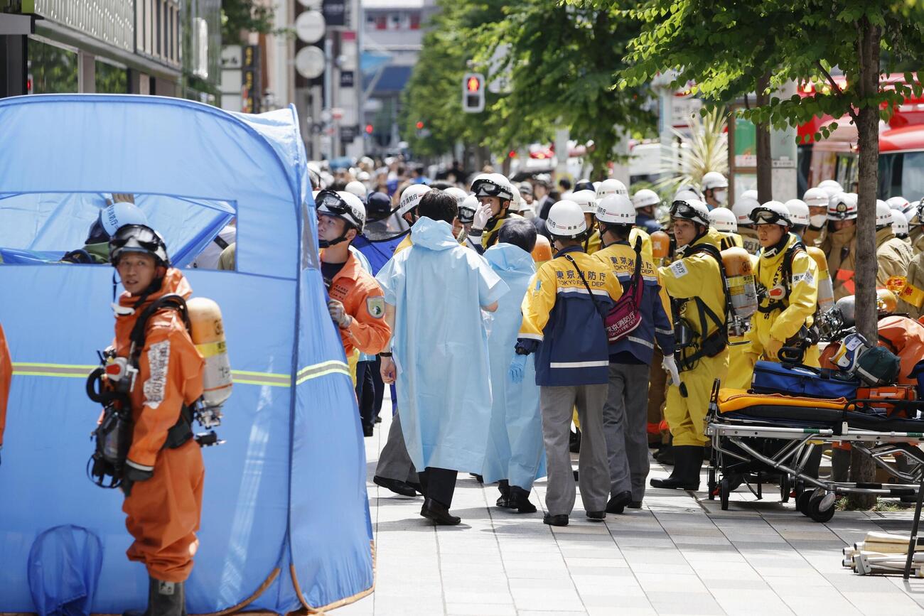 騒然とする東京・銀座の商業施設「GINZA SIX（ギンザ　シックス）」の周辺(共同)