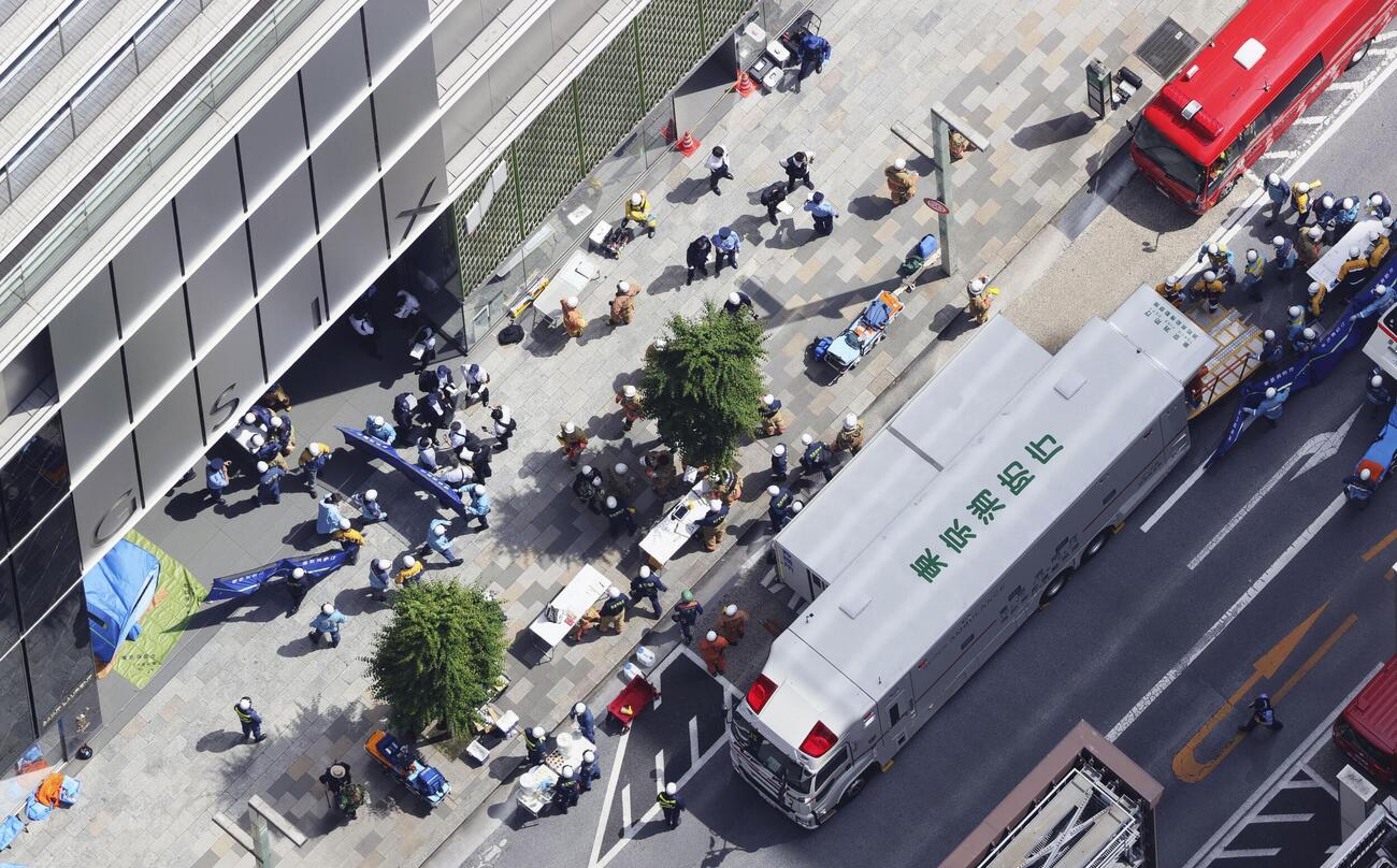 集まった消防や警察の関係者と車両などで騒然とする東京・銀座の商業施設「GINZA SIX（ギンザ　シックス）」の周辺（共同通信社ヘリから）